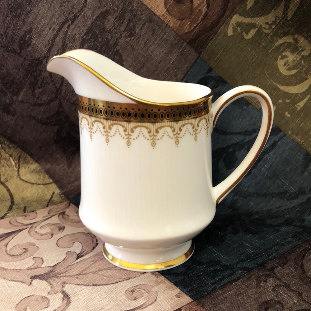 🛍️5/$20🛍️EUC Elegant Gold and White Fine Bone China Cream Pitcher